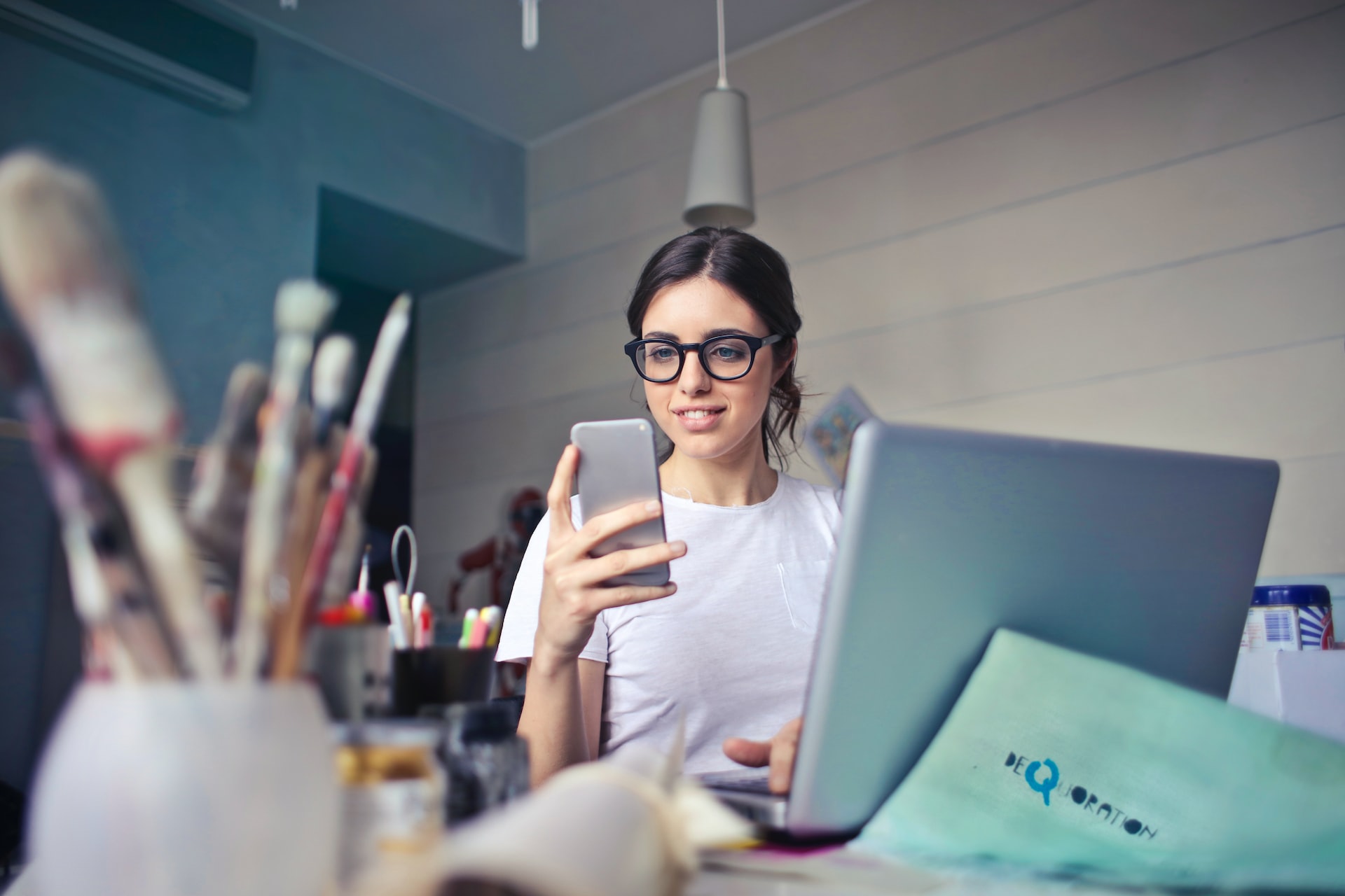 bruce-mars-FWVMhUa_wbY-unsplash woman using smartphone