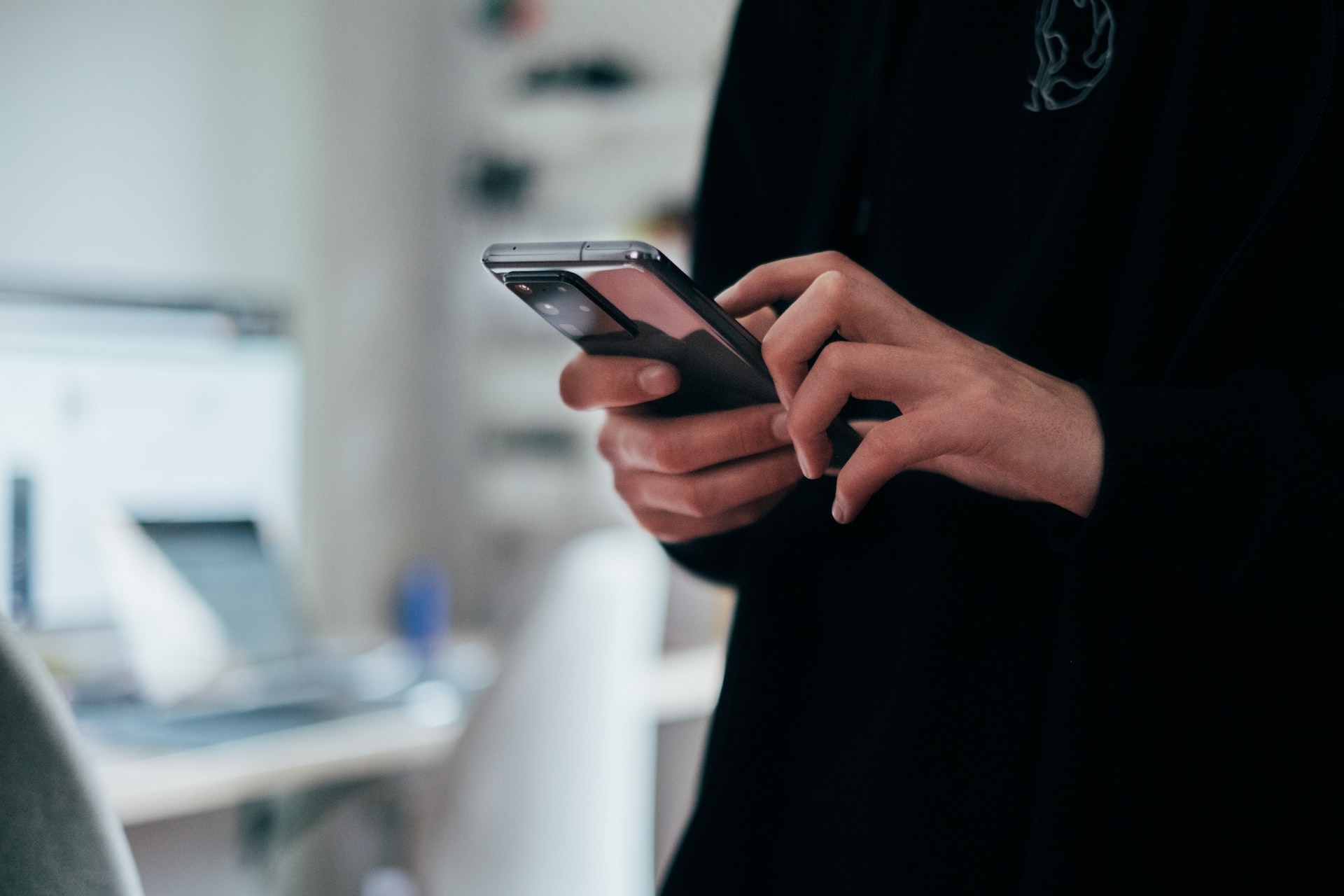 jonas-leupe-wK-elt11pF0-unsplash person holding smartphone